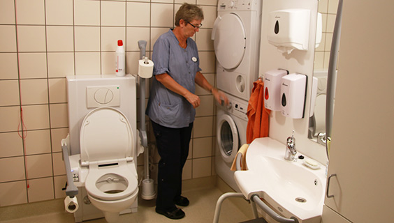 Alle badeværelsernes toiletter udstyret med en vaske- og tørrefunktion, der klarer den personlige hygiejne efter toiletbesøg.